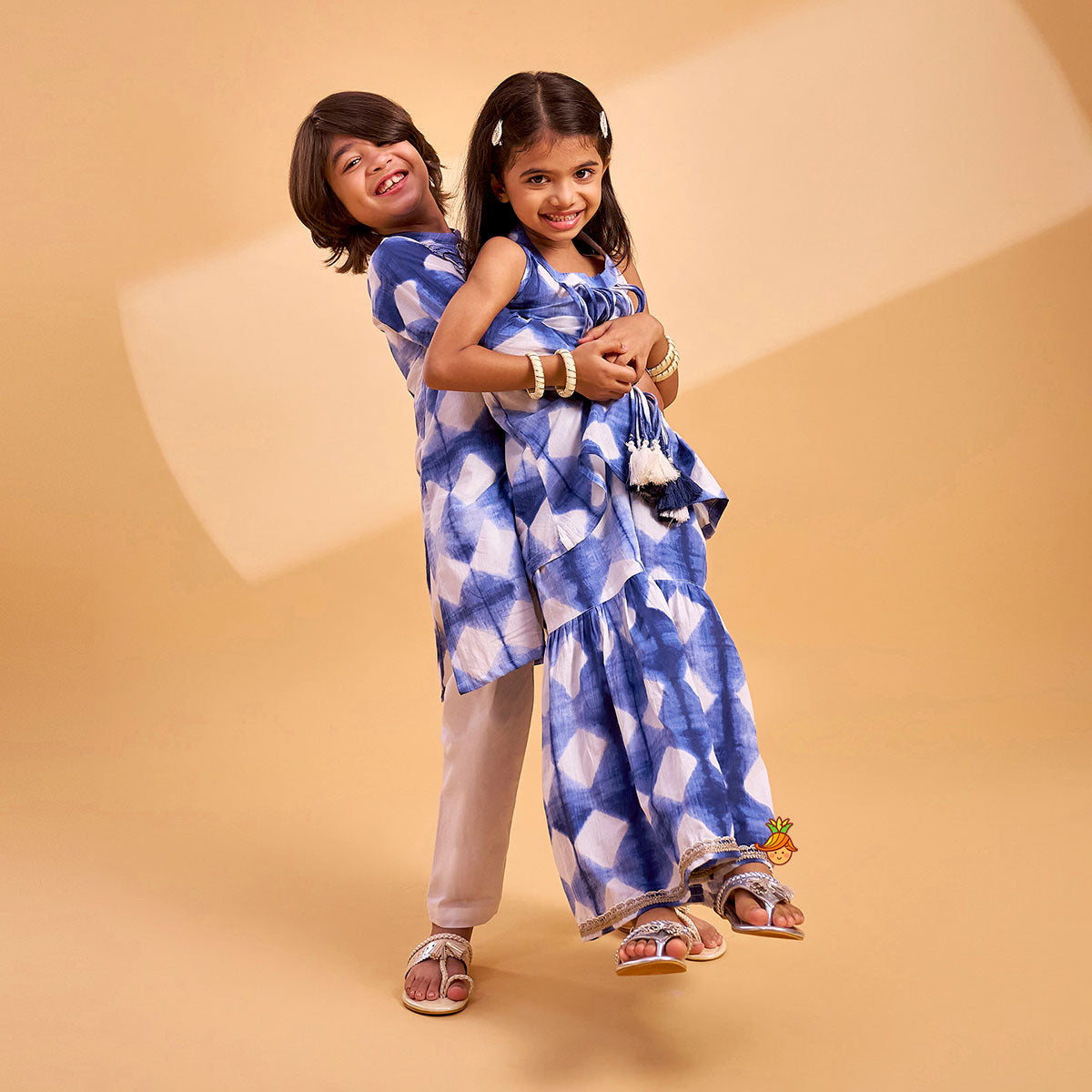 Thread Detailed Yoke Printed Ethnic Kurta And Pyjama twinning model image 3