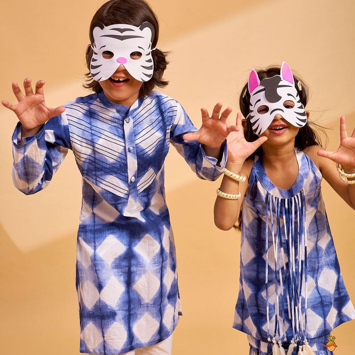 Thread Detailed Yoke Printed Ethnic Kurta And Pyjama twinning model image 4