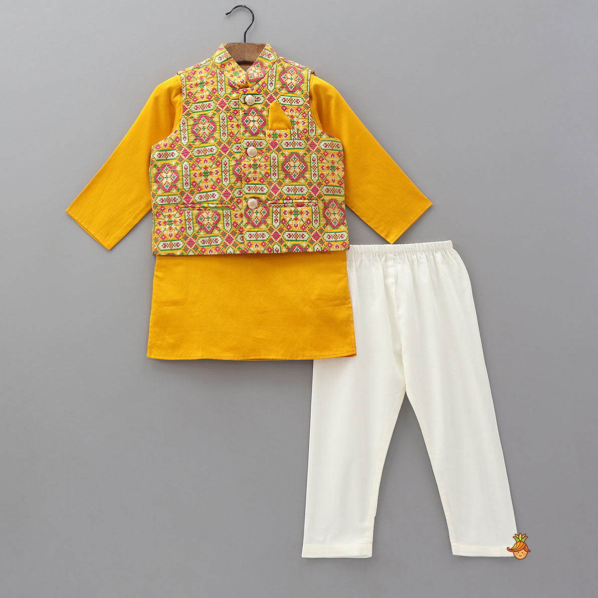Pocket Detail Ethnic Kurta With Jacket And Pyjama