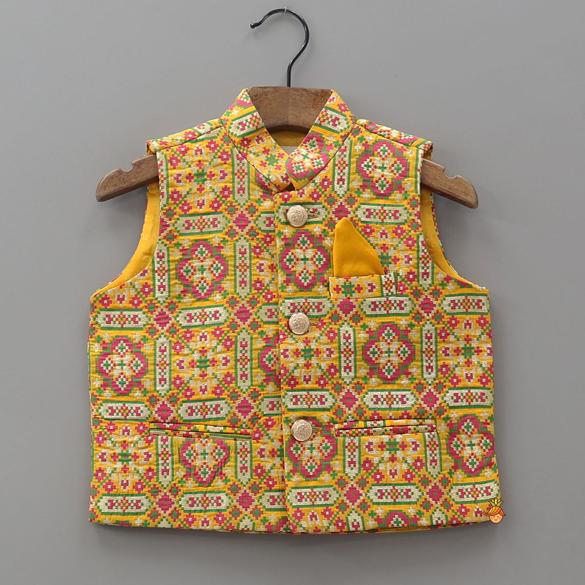 Pocket Detail Ethnic Kurta With Jacket And Pyjama