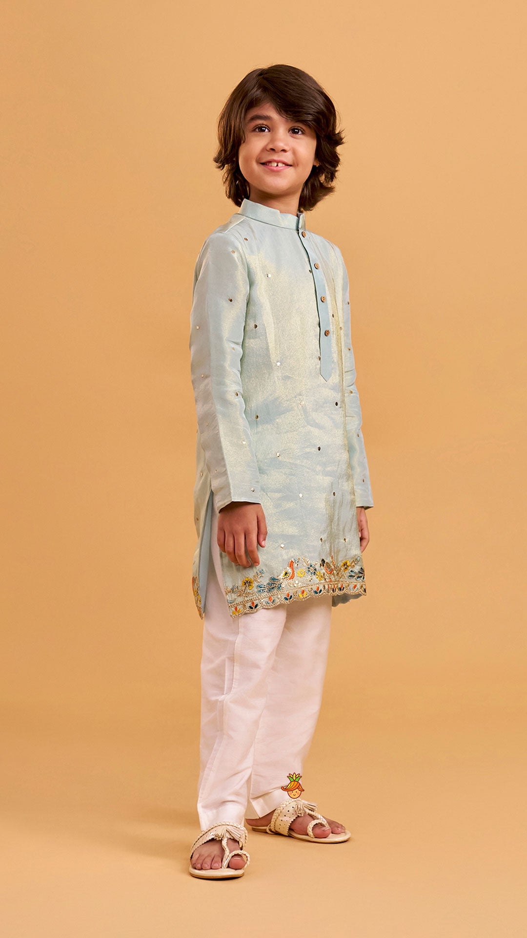 Vibrant Birds Embroidered Buti Detailed Kurta With Pyjama