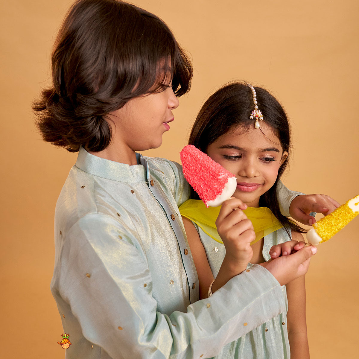 Vibrant Birds Embroidered Buti Detailed Kurta With Pyjama twinning model image 2