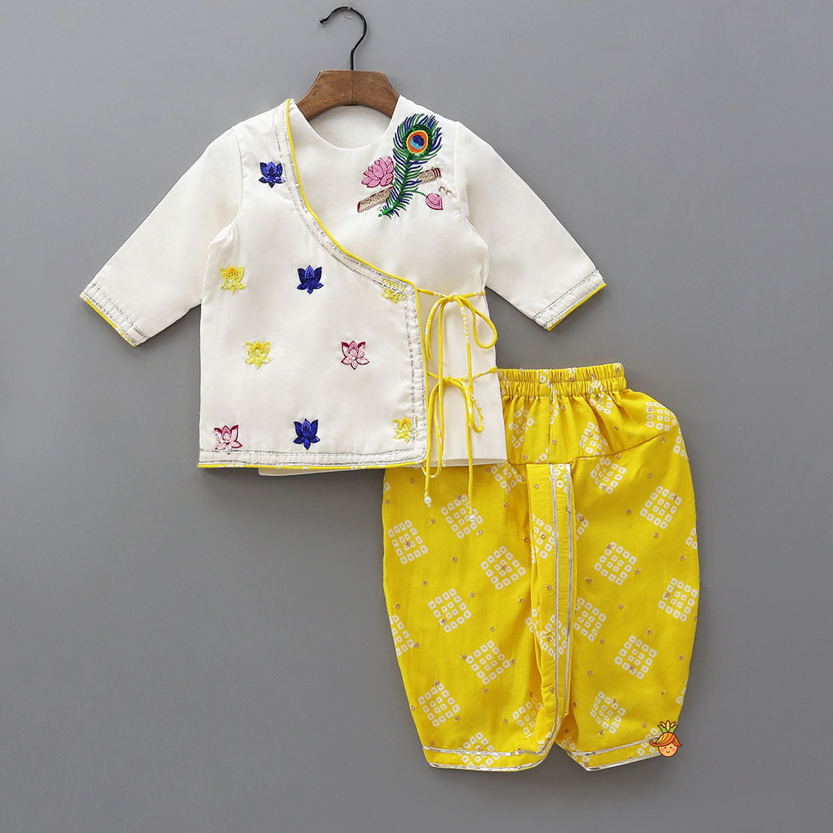 Mor Pankh Embroidered Kurta And Bandhani Printed Dhoti With Matching Mukut And Basuri