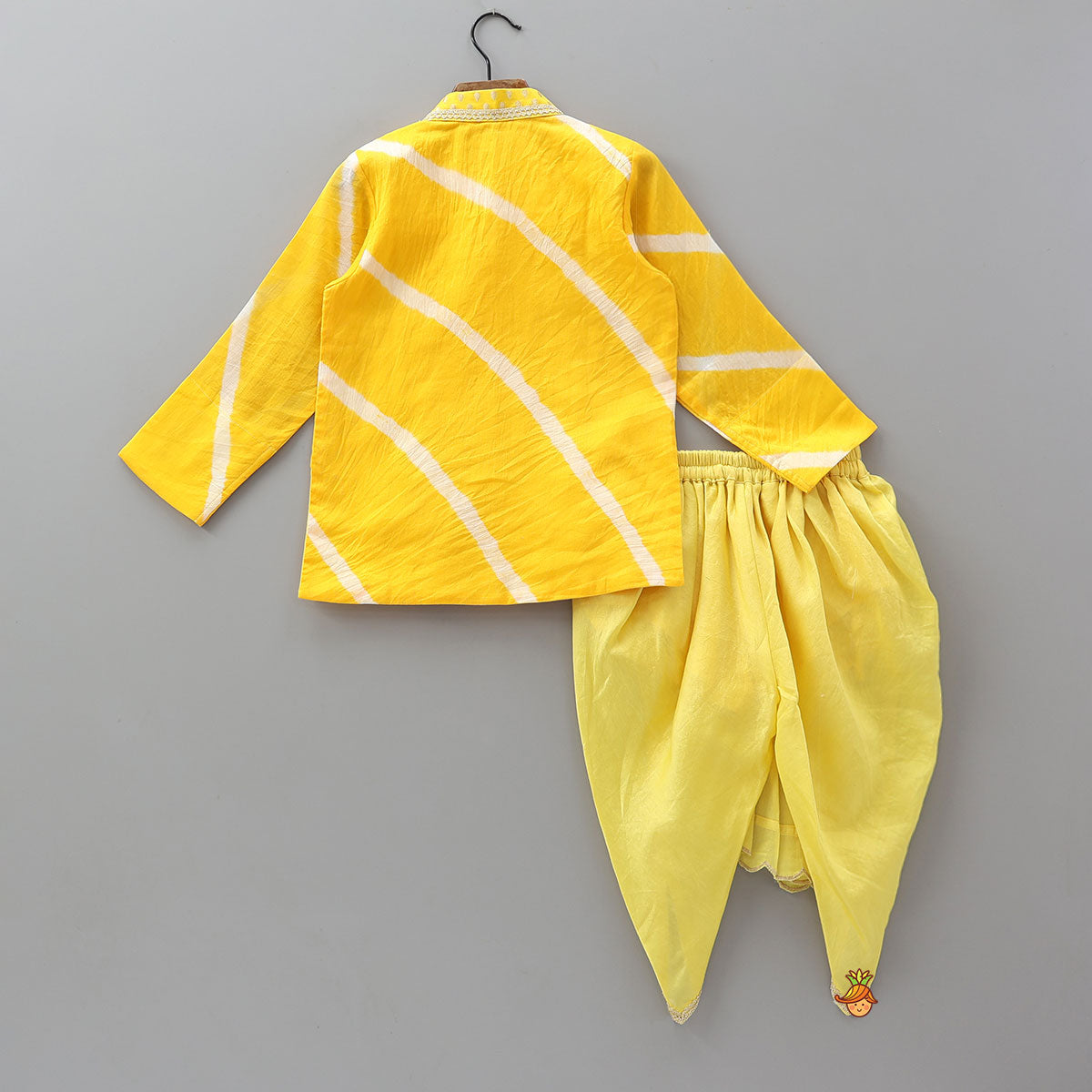 Scallop Designed Kurta And Pleated Dhoti With Mukut