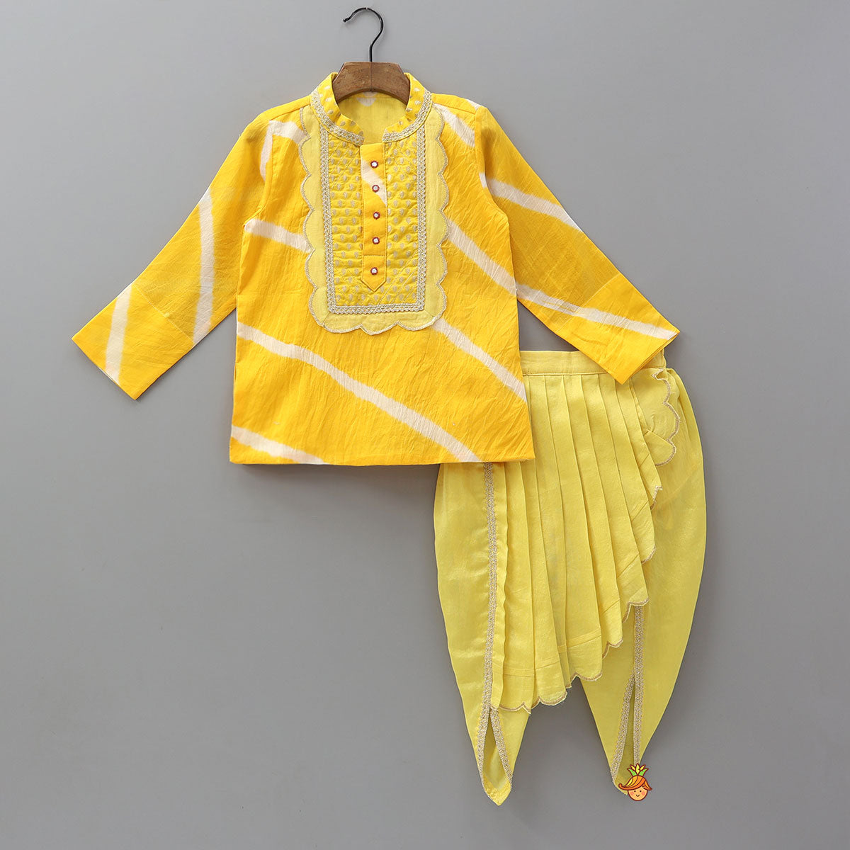 Scallop Designed Kurta And Pleated Dhoti With Mukut