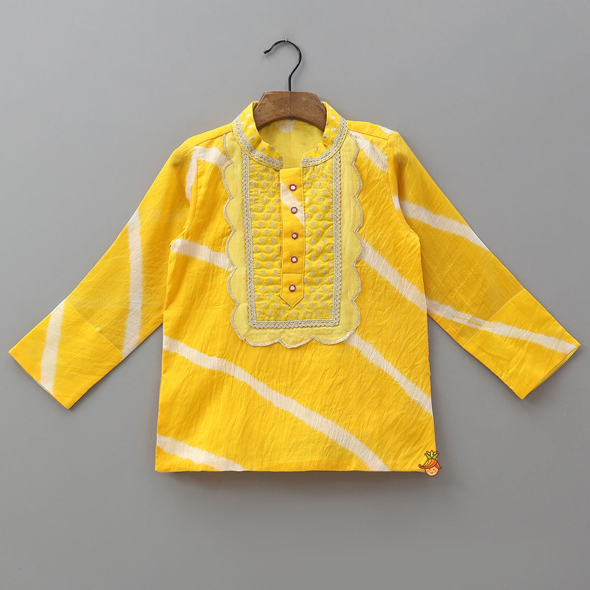 Scallop Designed Kurta And Pleated Dhoti With Mukut