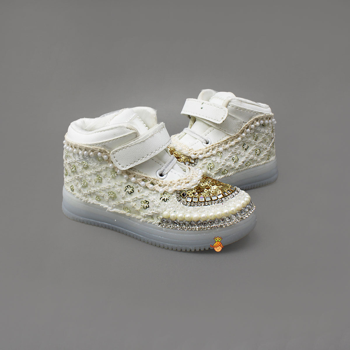 Fashionable Embroidered Lace Shoes