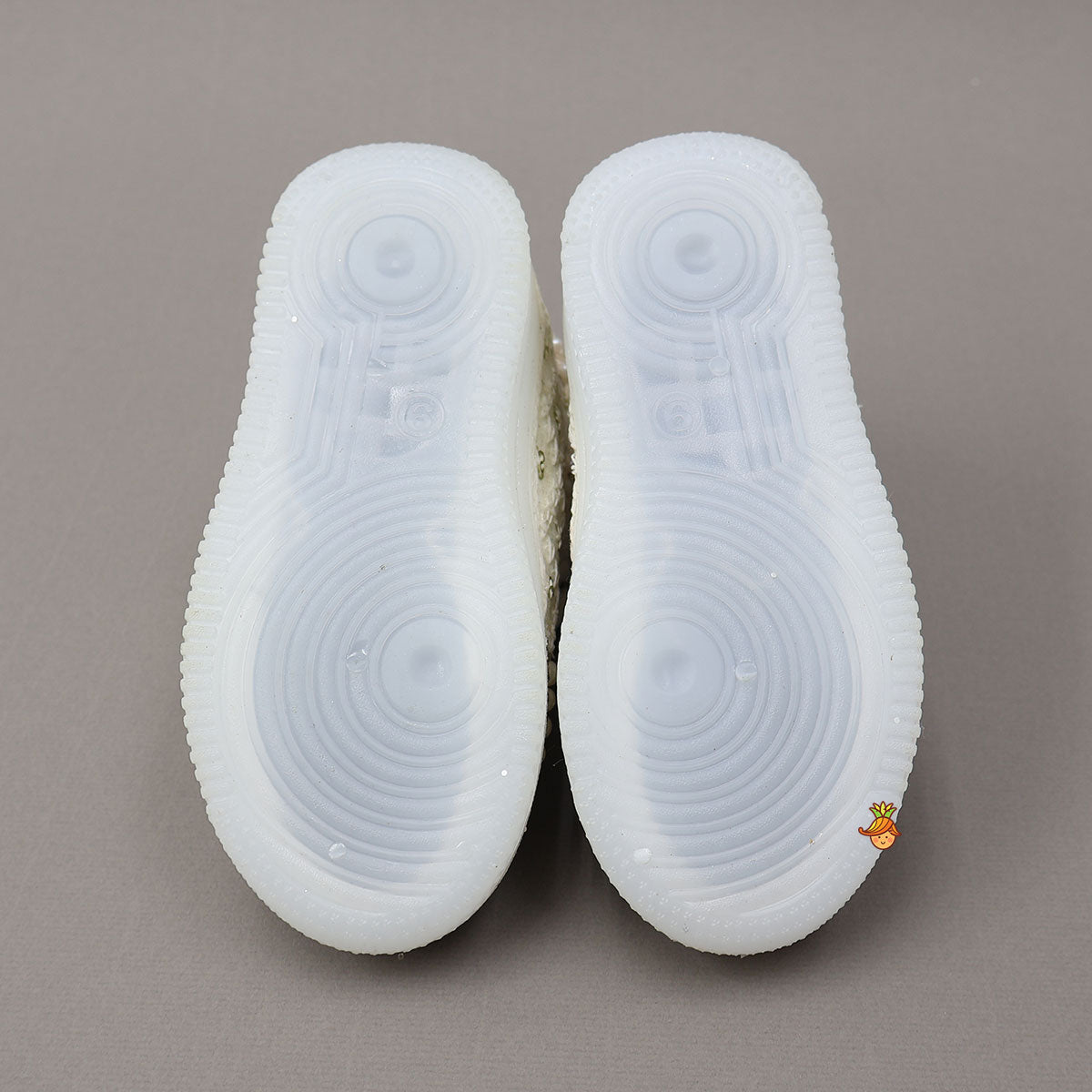 Fashionable Embroidered Lace Shoes