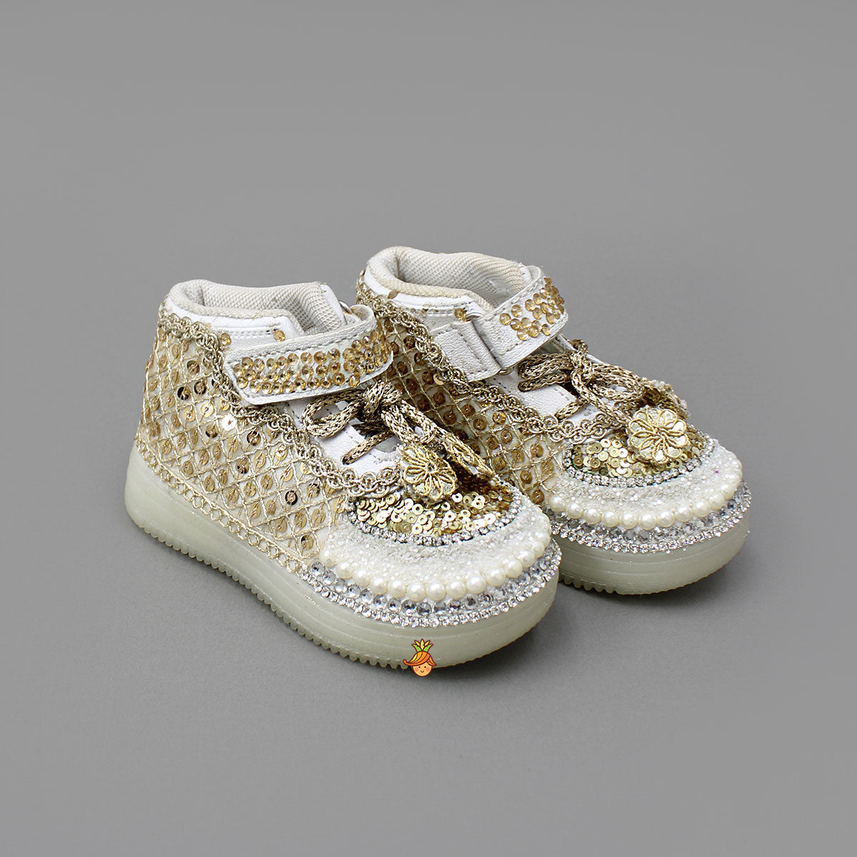 Fashionable Hand Embroidered Lace Shoes With Knot Detailing
