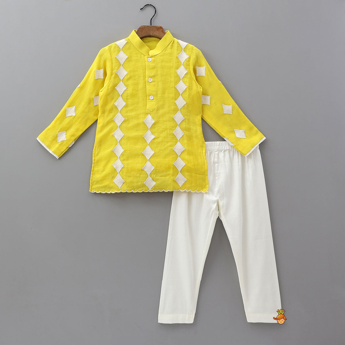 Thread Embroidered Ethnic Kurta And Pyjama