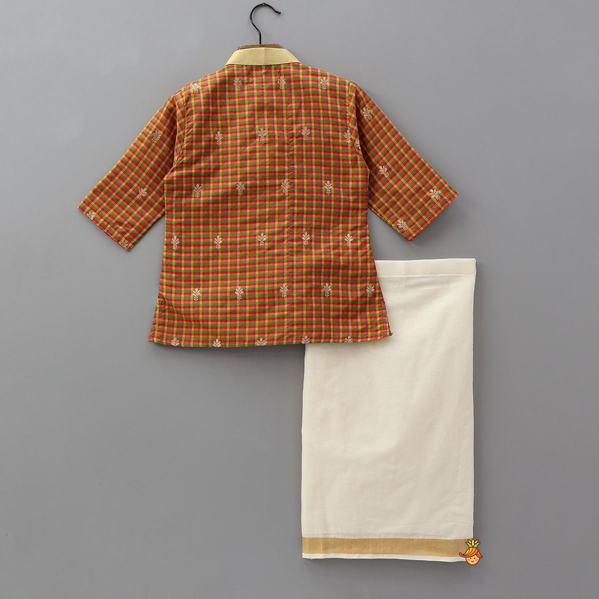 Traditional Checks Kurta And Lungi
