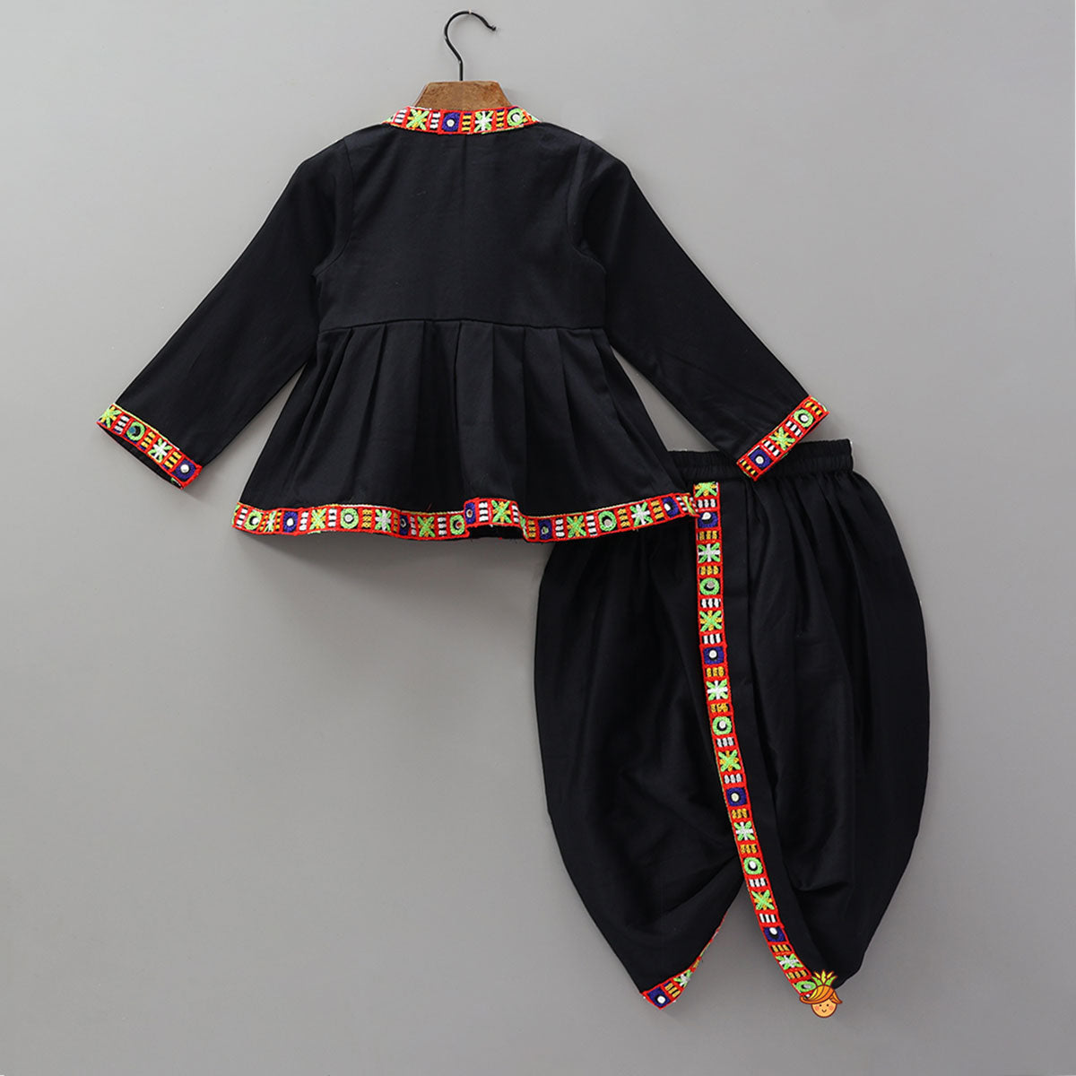 Stunning Kediya With Dhoti And Multicoloured Turban