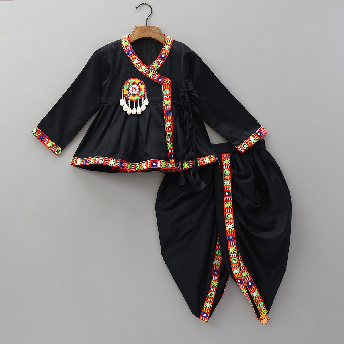 Stunning Kediya With Dhoti And Multicoloured Turban