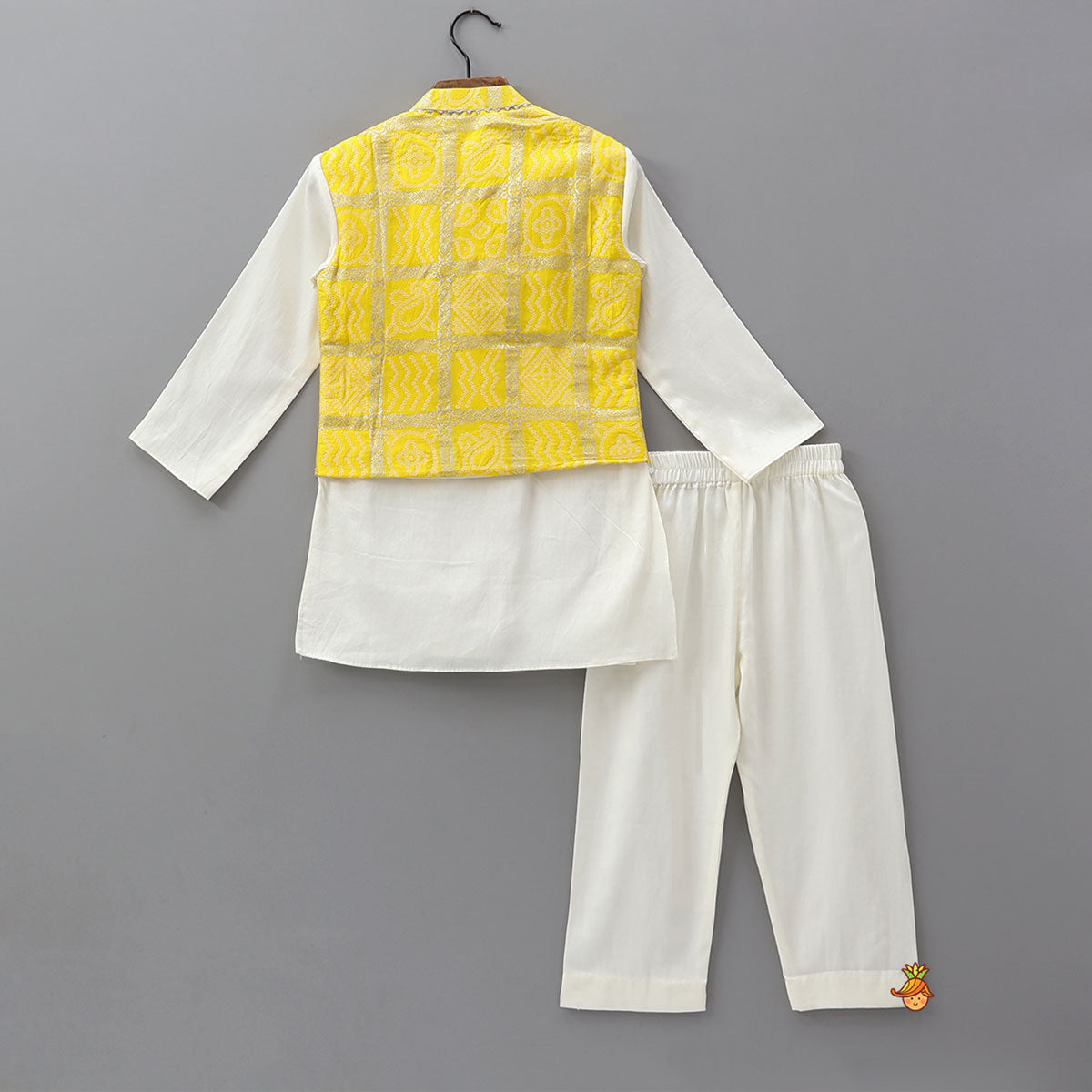 Contrasting Faux Jacket Style Ethnic Kurta With Pyjama