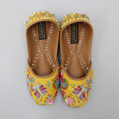 Embroidered Adorable Yellow Jutti