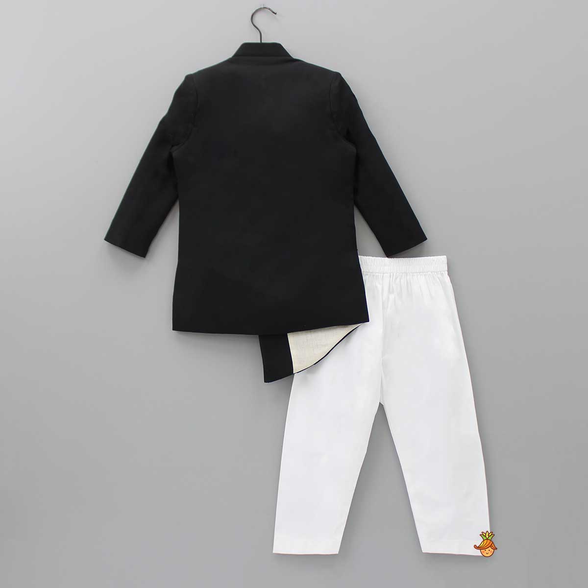 Contrasting Pocket Square Black Sherwani And Pyjama